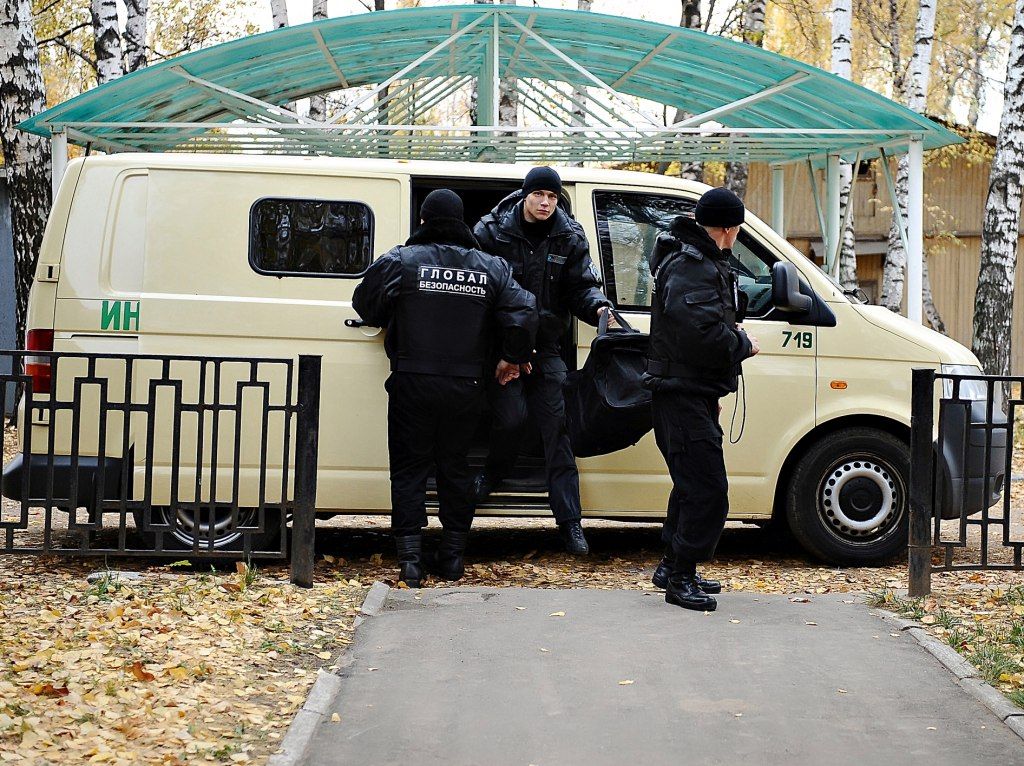 Технические средства и оборудование специальных бронированных автомобилей группы вооруженной охраны имущества при его транспортировке